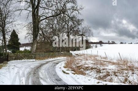 Divach bei Drumnadrochit in den Highlands von Schottland nach Winterschnee. Stockfoto