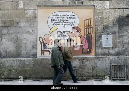 Ein Blick auf Angouleme, Westfrankreich, am 29. Januar 2005. Die Stadt beherbergt die Ausgabe 32nd des weltbekannten International Comics Festival (Festival International de la Bande Dessinee), das die besten Kreationen des vergangenen Jahres vergibt. Um dieses jährliche Ereignis dauerhaft zu markieren, hat der stadtrat beschlossen, einige Häuser mit riesigen Comic-Szenen zu schmücken, die von einigen der berühmtesten Karikaturisten geschaffen wurden. Derzeit sind etwa 20 bemalte Wände zu sehen und sogar die Straßenklamchen sind ballonförmig. Foto von Patrick Bernard/ABACA Stockfoto