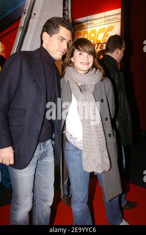 Die französische Schauspielerin Barbara Schulz und ihr Freund besuchen am 31. Januar 2005 die Premiere von "Espace detente", einem Film von Bruno Solo und Yvan Le Bolloc'h, beim UGC Normandy in Paris, Frankreich. Foto von Giancarlo Gorassini/ABACA. Stockfoto