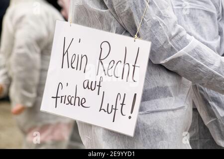 Zug, Schweiz - 6th. Februar 2021 : Deutsches "kein Recht auf frische Luft" Protestzeichen gegen Corona Virus Maßnahmen und Menschenrechte in der Stadt Zug, Stockfoto