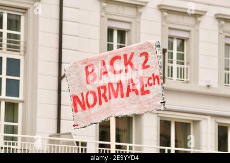 Zug, Schweiz - 6th. Februar 2021 : Zurück zum normalen Protestzeichen gegen Corona Virus Maßnahmen und Menschenrechte in der Stadt Zug, Schweiz Stockfoto