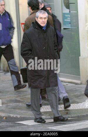 Der französische Regisseur Claude Lelouch kommt am 3. Februar 2005 in der Kirche St-Roch in Paris zu einer Messe an, um dem am vergangenen Freitag verstorbenen französischen Schauspieler Jacques Villeret eine letzte Ehre zu erweisen. Foto von Bruno Klein/ABACA. Stockfoto