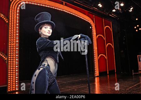 EXKLUSIV. Die deutsche Tänzerin Sabine Hettlich, Hauptmann der Chormädchen in der Musikhalle Lido, während der Proben in Paris, Frankreich, am 21. Januar 2005. Foto von Laurent Zabulon/ABACA. Stockfoto