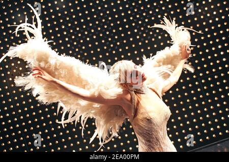 EXKLUSIV. Die deutsche Tänzerin Sabine Hettlich, Hauptmann der Chormädchen in der Musikhalle Lido, während der Proben in Paris, Frankreich, am 21. Januar 2005. Foto von Laurent Zabulon/ABACA. Stockfoto