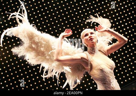 EXKLUSIV. Die deutsche Tänzerin Sabine Hettlich, Hauptmann der Chormädchen in der Musikhalle Lido, während der Proben in Paris, Frankreich, am 21. Januar 2005. Foto von Laurent Zabulon/ABACA. Stockfoto