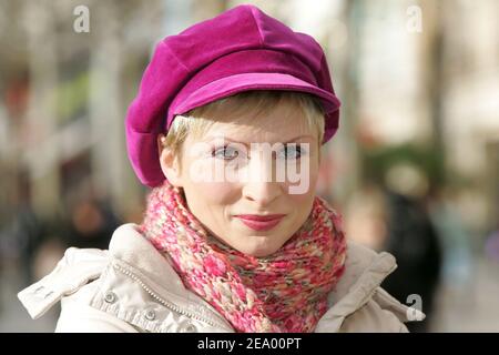 EXKLUSIV. Die deutsche Tänzerin Sabine Hettlich, Hauptmann der Chorgirls in der Musikhalle Lido, posiert am 21. Januar 2005 auf den Champs-Elysees in Paris. Foto von Laurent Zabulon/ABACA Stockfoto