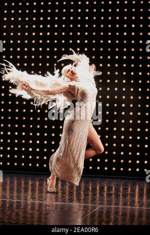 EXKLUSIV. Die deutsche Tänzerin Sabine Hettlich, Hauptmann der Chormädchen in der Musikhalle Lido, während der Proben in Paris, Frankreich, am 21. Januar 2005. Foto von Laurent Zabulon/ABACA. Stockfoto