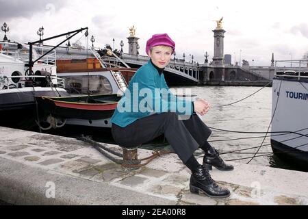 EXKLUSIV. Die deutsche Tänzerin Sabine Hettlich, Hauptmann der Chormädchen in der Musikhalle Lido, posiert am 21. Januar 2005 in Paris am Ufer der seine. Foto von Laurent Zabulon/ABACA. Stockfoto