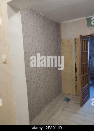 s freshly pasted wallpaper in the room after renovation Stockfoto