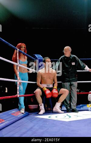 Der französische TV-Moderator Julien Courbet (C) und der TV-Fußballjournalist Thierry Roland nehmen am 8. Februar 2005 an einem Boxkampf während der "Le Gala du Ring" im Cirque d'Hiver Bouglione in Paris Teil. Die Veranstaltung wurde vom Verein First Round zugunsten des Vereins Laurette Fugain organisiert, um die Menschen auf die Notwendigkeit der Blutspenden aufmerksam zu machen. Die Gala soll auf DVD erscheinen. Foto von Jean-Jacques Datchary/ABACA. Stockfoto