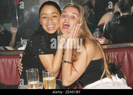 Die französischen Sänger Aurelie Konate (L) und Liza Pastor des Musicals "Belles belles belles" posieren auf Lizas Geburtstagsfeier am 9. Februar 2005 in Paris. Foto von Benoit Pinguet/ABACA. Stockfoto