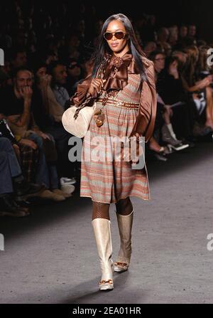 Das britische Topmodel Naomi Campbell zeigt eine Kreation der chinesisch-amerikanischen Modedesignerin Anna Sui bei ihrer Herbst 2005 Show während der Olympus Fashion Week am 9. Februar 2005 im Bryant Park, New York City, NY, USA. Naomi wurde von den Fotografen bebooed, weil sie bei ihrem letzten Auftritt am Ende der Show mitten auf dem Laufsteg anhielt. Foto von Slaven Vlasic/ABACA. Stockfoto