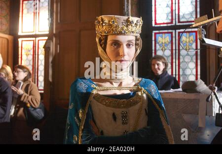 Die französische Schauspielerin Julie Gayet posiert während der Dreharbeiten zur neuen France 2-Produktion "Les Rois Maudits", die am 11. Februar 2005 im Chateau de Pierrefonds, Frankreich, 100 km nördlich von Paris, stattfand. Foto von Giancarlo Gorassini/ABACA. Stockfoto