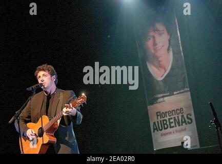 Der französische Sänger Patrick Bruel tritt am 14. Februar 2005 im Olympia in Paris auf, Während eines Konzerts, das von "Reporter ohne Grenzen" organisiert wurde, um die Befreiung der französischen Journalistin Florence Aubenas und ihres Fahrers Hussein Hanoun sowie die Befreiung der italienischen Journalistin Giuliana Sgrena zu fordern. Foto von Bruno Klein/ABACA. Stockfoto