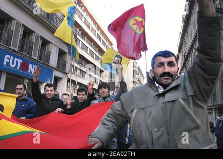 Mehrere hundert Kurden demonstrieren am 15. Februar 2005 in Marseille, Südfrankreich, anlässlich des sechsten Jahrestages der Verhaftung und des Befreiungsanspruchs des ehemaligen PKK-Führers Abdullah Ocalan. Ocalan wurde am 15. Februar 1999 von türkischen Geheimdienstbeamten innerhalb der griechischen Botschaft in Kenia entführt und in ein türkisches Gefängnis gesteckt. Foto von Gerald Holubowicz/ABACA. Stockfoto