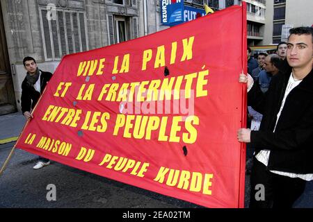 Mehrere hundert Kurden demonstrieren am 15. Februar 2005 in Marseille, Südfrankreich, anlässlich des sechsten Jahrestages der Verhaftung und des Befreiungsanspruchs des ehemaligen PKK-Führers Abdullah Ocalan. Ocalan wurde am 15. Februar 1999 von türkischen Geheimdienstbeamten innerhalb der griechischen Botschaft in Kenia entführt und in ein türkisches Gefängnis gesteckt. Foto von Gerald Holubowicz/ABACA. Stockfoto