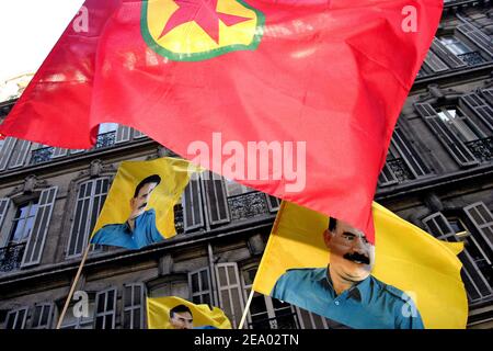 Mehrere hundert Kurden demonstrieren am 15. Februar 2005 in Marseille, Südfrankreich, anlässlich des sechsten Jahrestages der Verhaftung und des Befreiungsanspruchs des ehemaligen PKK-Führers Abdullah Ocalan. Ocalan wurde am 15. Februar 1999 von türkischen Geheimdienstbeamten innerhalb der griechischen Botschaft in Kenia entführt und in ein türkisches Gefängnis gesteckt. Foto von Gerald Holubowicz/ABACA. Stockfoto