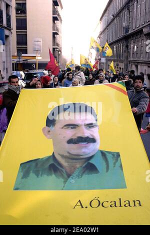 Mehrere hundert Kurden demonstrieren am 15. Februar 2005 in Marseille, Südfrankreich, anlässlich des sechsten Jahrestages der Verhaftung und des Befreiungsanspruchs des ehemaligen PKK-Führers Abdullah Ocalan. Ocalan wurde am 15. Februar 1999 von türkischen Geheimdienstbeamten innerhalb der griechischen Botschaft in Kenia entführt und in ein türkisches Gefängnis gesteckt. Foto von Gerald Holubowicz/ABACA. Stockfoto