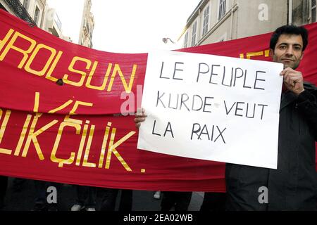 Mehrere hundert Kurden demonstrieren am 15. Februar 2005 in Marseille, Südfrankreich, anlässlich des sechsten Jahrestages der Verhaftung und des Befreiungsanspruchs des ehemaligen PKK-Führers Abdullah Ocalan. Ocalan wurde am 15. Februar 1999 von türkischen Geheimdienstbeamten innerhalb der griechischen Botschaft in Kenia entführt und in ein türkisches Gefängnis gesteckt. Foto von Gerald Holubowicz/ABACA. Stockfoto