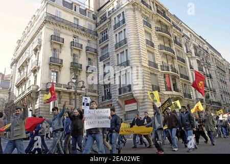 Mehrere hundert Kurden demonstrieren am 15. Februar 2005 in Marseille, Südfrankreich, anlässlich des sechsten Jahrestages der Verhaftung und des Befreiungsanspruchs des ehemaligen PKK-Führers Abdullah Ocalan. Ocalan wurde am 15. Februar 1999 von türkischen Geheimdienstbeamten innerhalb der griechischen Botschaft in Kenia entführt und in ein türkisches Gefängnis gesteckt. Foto von Gerald Holubowicz/ABACA. Stockfoto