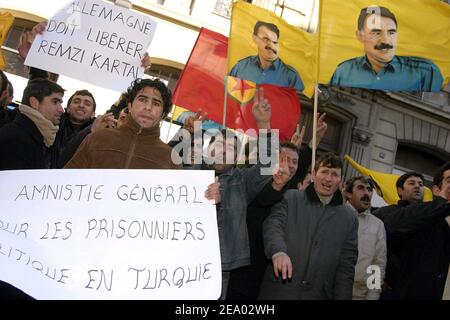 Mehrere hundert Kurden demonstrieren am 15. Februar 2005 in Marseille, Südfrankreich, anlässlich des sechsten Jahrestages der Verhaftung und des Befreiungsanspruchs des ehemaligen PKK-Führers Abdullah Ocalan. Ocalan wurde am 15. Februar 1999 von türkischen Geheimdienstbeamten innerhalb der griechischen Botschaft in Kenia entführt und in ein türkisches Gefängnis gesteckt. Foto von Gerald Holubowicz/ABACA. Stockfoto