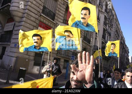 Mehrere hundert Kurden demonstrieren am 15. Februar 2005 in Marseille, Südfrankreich, anlässlich des sechsten Jahrestages der Verhaftung und des Befreiungsanspruchs des ehemaligen PKK-Führers Abdullah Ocalan. Ocalan wurde am 15. Februar 1999 von türkischen Geheimdienstbeamten innerhalb der griechischen Botschaft in Kenia entführt und in ein türkisches Gefängnis gesteckt. Foto von Gerald Holubowicz/ABACA. Stockfoto