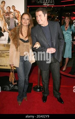 Der US-Schauspieler John Travolta und seine Frau Kelly Preston nehmen an der Premiere der MGM-Veröffentlichung "Be Cool" Teil, die am 14. Februar 2005 im Grauman's Chinese Theatre in Hollywood, CA, USA, stattfand. Foto von Amanda Parks/ABACA. Stockfoto