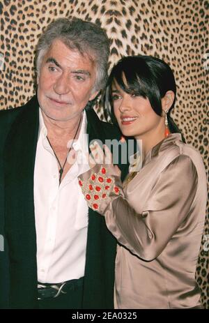 Salma Hayek und Roberto Cavalli nehmen an der Roberto Cavalli Beverly Hills Store Opening Teil, die am 15. Februar 2005 in der Roberto Cavalli Boutique in Beverly Hills, CA, USA, stattfindet. Foto von Baxter/ABACA. Stockfoto