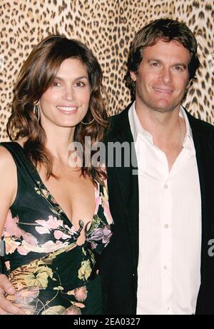 Cindy Crawford und ihr Ehemann Rande Gerber nehmen an der Roberto Cavalli Beverly Hills Store Opening Teil, die am 15. Februar 2005 in der Roberto Cavalli Boutique in Beverly Hills, CA, USA, stattfindet. Foto von Baxter/ABACA. Stockfoto