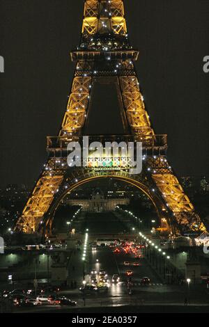 Der Eiffelturm wird am 16. Februar 2005 in den olympischen Farben in Paris, Frankreich, beleuchtet, um die Stadt zu den Olympischen Spielen 2012 zu bewerben. Foto von Mousse/Cameleon/ABACA. Stockfoto