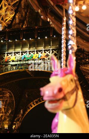 Der Eiffelturm wird am 16. Februar 2005 in den olympischen Farben in Paris, Frankreich, beleuchtet, um die Stadt zu den Olympischen Spielen 2012 zu bewerben. Foto von Mousse/Cameleon/ABACA. Stockfoto