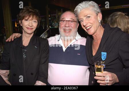 EXKLUSIV. Die französische Dr. Catherine Euvrard (R), Gründerin und Geschäftsführerin des Headhunting Service "CE Consultants, posiert mit der französischen TV-Modejournalistin Viviane Blassel und dem Sänger Carlos auf einer Party, bei der ihr von der französischen Schauspielerin Line Renaud das Zeichen des Offiziers im Nationalen Verdienstorden überreicht wurde, In L'Etoile in Paris, Frankreich, am 16. Februar 2005. Foto von Benoit Pinguet/ABACA. Stockfoto