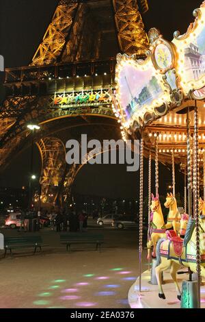 Der Eiffelturm wird am 16. Februar 2005 in den olympischen Farben in Paris, Frankreich, beleuchtet, um die Stadt zu den Olympischen Spielen 2012 zu bewerben. Foto von Mousse/Cameleon/ABACA. Stockfoto