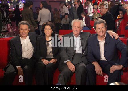 Der französische TV-Moderator Pierre Bellemare (2nd R), umgeben von seiner Tochter Francoise, seinem Sohn Pierre Dhostel (R) und Moderator Michel Drucker, während der Aufnahme von Michel Druckers TV-Talkshow im Studio Gabriel in Paris, Frankreich, am 16. Februar 2005. Die Show ist besonders Pierre Bellemare gewidmet und wird am 20. Februar 2005 ausgestrahlt. Foto von Jean-Jacques Datchary/ABACA Stockfoto