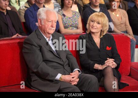 Der französische TV-Moderator Pierre Bellemare und Radioanchorin Julie während der Aufnahme von Michel Druckers TV-Talkshow im Studio Gabriel in Paris, Frankreich, am 16. Februar 2005. Die Show ist besonders Pierre Bellemare gewidmet und wird am 20. Februar 2005 ausgestrahlt. Foto von Jean-Jacques Datchary/ABACA. Stockfoto