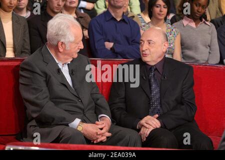 Der französische TV-Moderator Pierre Bellemare (L) und der Humorist Guy Montagne während der Aufnahme von Michel Druckers TV-Talkshow im Studio Gabriel in Paris, Frankreich, am 16. Februar 2005. Die Show ist besonders Pierre Bellemare gewidmet und wird am 20. Februar 2005 ausgestrahlt. Foto von Jean-Jacques Datchary/ABACA Stockfoto