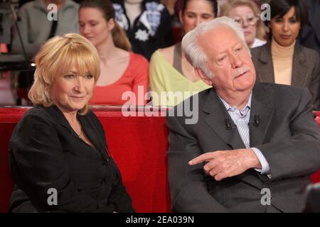 Der französische TV-Moderator Pierre Bellemare und Radioanchorin Julie während der Aufnahme von Michel Druckers TV-Talkshow im Studio Gabriel in Paris, Frankreich, am 16. Februar 2005. Die Show ist besonders Pierre Bellemare gewidmet und wird am 20. Februar 2005 ausgestrahlt. Foto von Jean-Jacques Datchary/ABACA Stockfoto