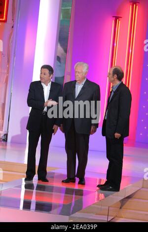 Der französische TV-Moderator Pierre Bellemare (C), umgeben von Moderator Michel Drucker (L) und dem belgischen Karikaturisten Philippe Geluck, während der Aufzeichnung von Druckers TV-Talkshow im Studio Gabriel in Paris, Frankreich, am 16. Februar 2005. Die Show ist besonders Pierre Bellemare gewidmet und wird am 20. Februar 2005 ausgestrahlt. Foto von Jean-Jacques Datchary/ABACA Stockfoto