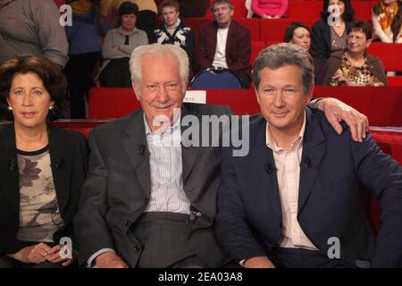 Der französische TV-Moderator Pierre Bellemare C) mit seiner Tochter Francoise und seinem Sohn Pierre Dhostel während der Aufzeichnung von Michel Druckers TV-Talkshow im Studio Gabriel in Paris, Frankreich, am 16. Februar 2005. Die Show ist besonders Pierre Bellemare gewidmet und wird am 20. Februar 2005 ausgestrahlt. Foto von Jean-Jacques Datchary/ABACA Stockfoto