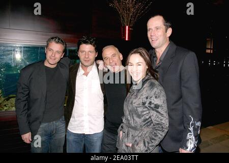 Der französische Sänger Michel Fugain 'C) posiert mit französischen Schauspielern und Schauspielern (L-R) David Brecourt, Vanessa Demouy, Philippe Lellouche und Christian Vadim bei der After-Party zur Premiere von 'Le jeu de la verite' im neuen Restaurant 'Qin' in Paris, Frankreich, am 21. Februar 2005. Foto von Benoit Pinguet/ABACA. Stockfoto