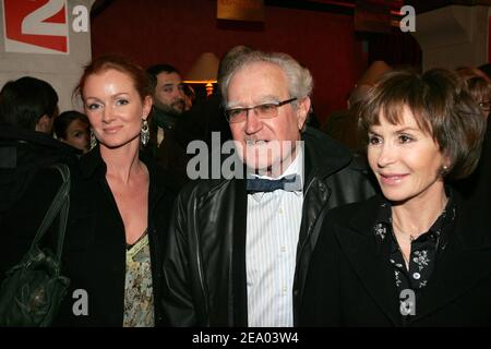 (L-R) Jacques Martins Frau Celine, der ehemalige französische Kommunikationsminister Georges Fillioud und seine Frau, die Schauspielerin Daniele Evenou, besuchen am 21. Februar 2005 die Premiere des Stücks "Liebe, Kühnheit, Mitgefühl" im Theater de la Porte Saint-Martin in Paris, Frankreich. Foto von Laurent Zabulon/ABACA Stockfoto