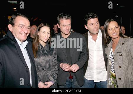 (L-R) der französische Fernsehjournalist und Moderator Jean-Pierre Pernaut, die Schauspielerin Vanessa Demouy, die Schauspieler David Brecourt und Philippe Lellouche sowie Pernauts Frau Nathalie nehmen an der Afterparty zur Premiere von 'Le jeu de la verite' im neuen Restaurant 'Qin' in Paris, Frankreich, am 21. Februar 2005 Teil. Foto von Benoit Pinguet/ABACA. Stockfoto