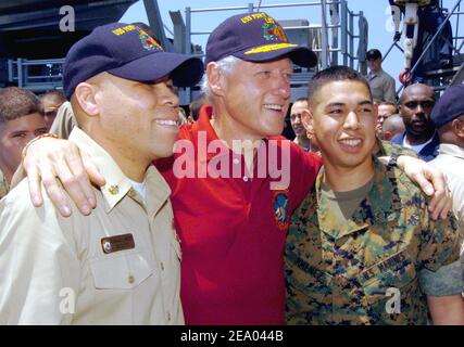 Der ehemalige Präsident Bill Clinton stellt sich mit dem Chief Operations Specialist David C. McAlister, Left, und Lance CPL. Angelo D. Jimenez an Bord des Amphibiendocks USS Fort McHenry (LSD 43). Matrosen und Marineinfanteristen begrüßten den ehemaligen Präsidenten William J. Clinton und George H. W. Bush, als sie Sri Lanka, Thailand und Indonesien bereisten, um aus erster Hand die Auswirkungen des Tsunamis auf Südostasien am 20. Februar 2005 zu sehen. Foto Michael D. Kennedy/USN via ABACA. Stockfoto