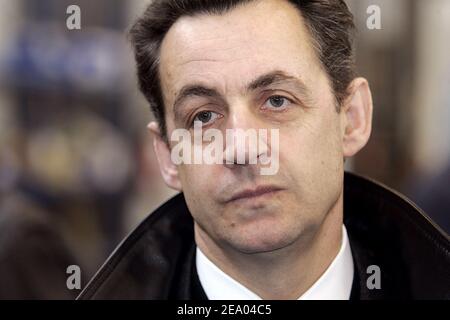 Der französische Präsident der UMP (Union pour un Mouvement Populaire), Nicolas Sarkozy, war am 24. Februar 2005 im Rahmen eines zweitägigen Arbeitsbesuchs in der Region in Tarbes, Südwestfrankreich. Foto von Patrick Bernard/ABACA. Stockfoto