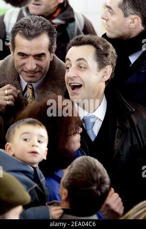 Der französische Präsident der UMP (Union pour un Mouvement Populaire), Nicolas Sarkozy, besuchte am 24. Februar 2005 im Rahmen eines zweitägigen Arbeitsbesuchs in der Region einen Markt in Tarbes, Südwestfrankreich. Foto von Patrick Bernard/ABACA. Stockfoto