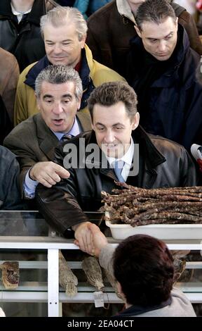 Der französische Präsident der UMP (Union pour un Mouvement Populaire), Nicolas Sarkozy, besuchte am 24. Februar 2005 im Rahmen eines zweitägigen Arbeitsbesuchs in der Region einen Markt in Tarbes, Südwestfrankreich. Foto von Patrick Bernard/ABACA. Stockfoto