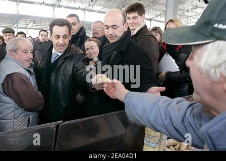 Der französische Präsident der UMP (Union pour un Mouvement Populaire), Nicolas Sarkozy, besuchte am 24. Februar 2005 im Rahmen eines zweitägigen Arbeitsbesuchs in der Region einen Markt in Tarbes, Südwestfrankreich. Foto von Patrick Bernard/ABACA. Stockfoto