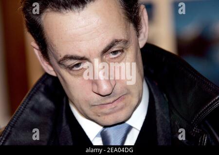 Der französische Präsident der UMP (Union pour un Mouvement Populaire), Nicolas Sarkozy, war am 24. Februar 2005 im Rahmen eines zweitägigen Arbeitsbesuchs in der Region in Tarbes, Südwestfrankreich. Foto von Patrick Bernard/ABACA. Stockfoto