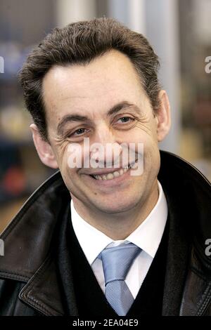 Der französische Präsident der UMP (Union pour un Mouvement Populaire), Nicolas Sarkozy, war am 24. Februar 2005 im Rahmen eines zweitägigen Arbeitsbesuchs in der Region in Tarbes, Südwestfrankreich. Foto von Patrick Bernard/ABACA. Stockfoto