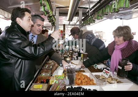 Der französische Präsident der UMP (Union pour un Mouvement Populaire), Nicolas Sarkozy, besuchte am 24. Februar 2005 im Rahmen eines zweitägigen Arbeitsbesuchs in der Region einen Markt in Tarbes, Südwestfrankreich. Foto von Patrick Bernard/ABACA. Stockfoto